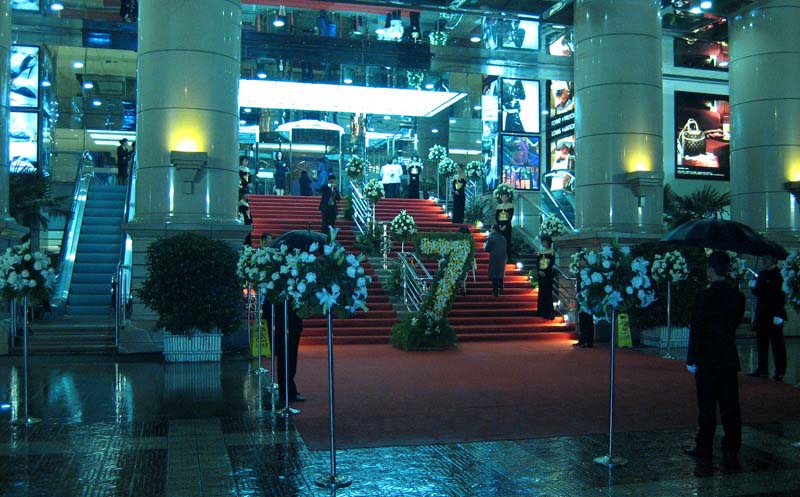 2007年10月26日，深视广告为世界名品购物广场——中大国际七周年店庆全程策划执行